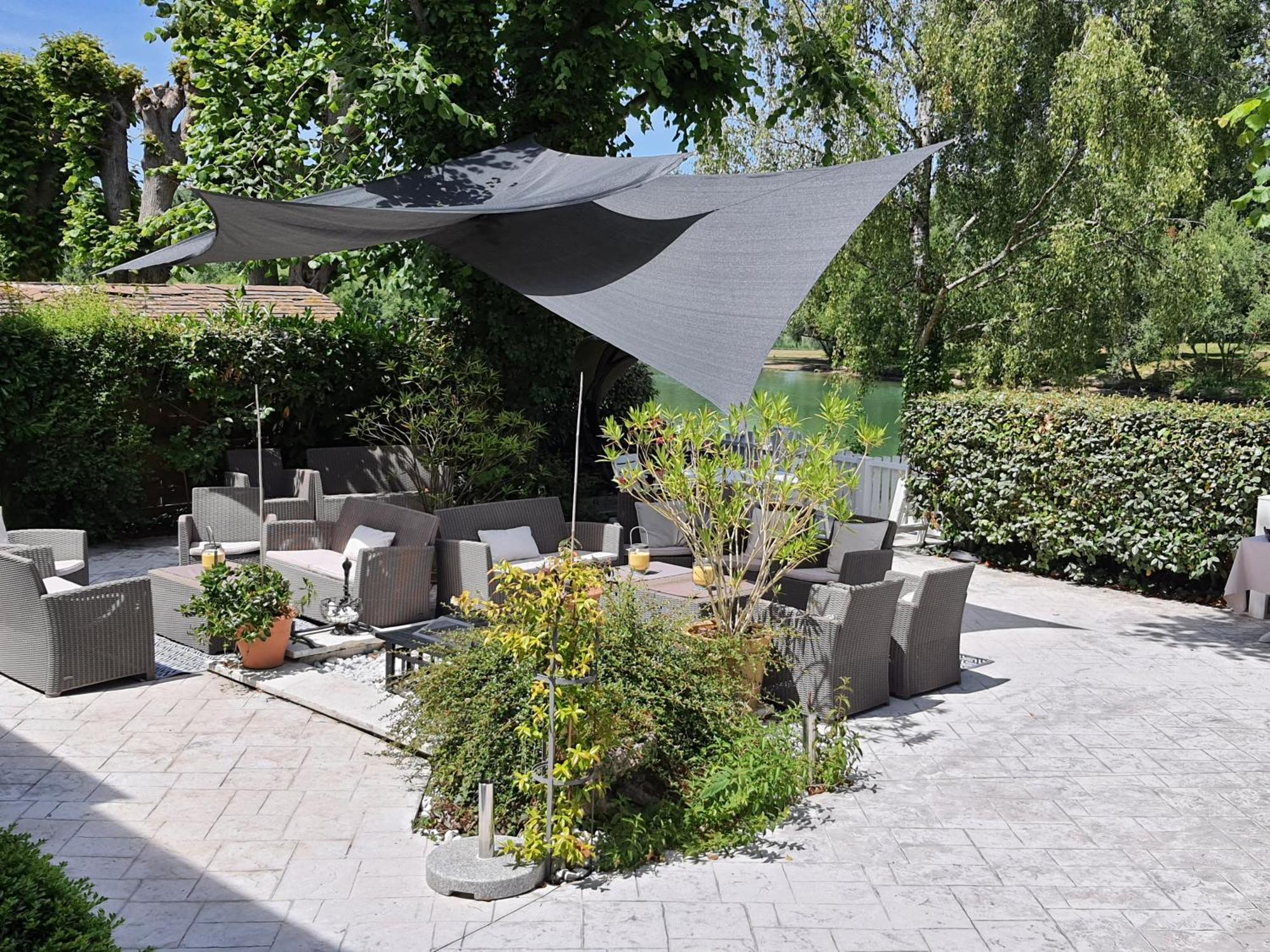 Logis - Hotel & Restaurant Le Gonfalon Germigny-l'Eveque Eksteriør billede