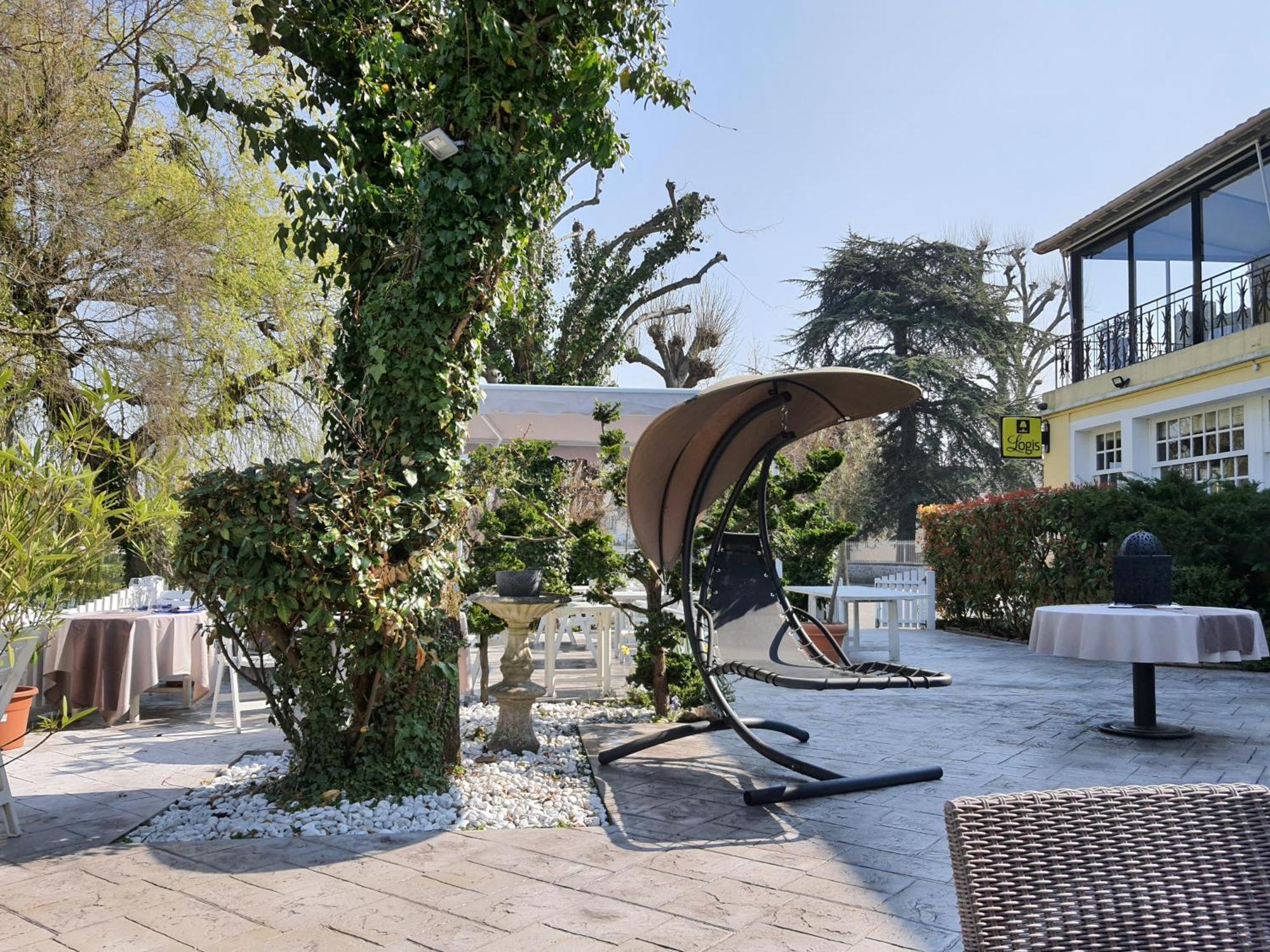 Logis - Hotel & Restaurant Le Gonfalon Germigny-l'Eveque Eksteriør billede