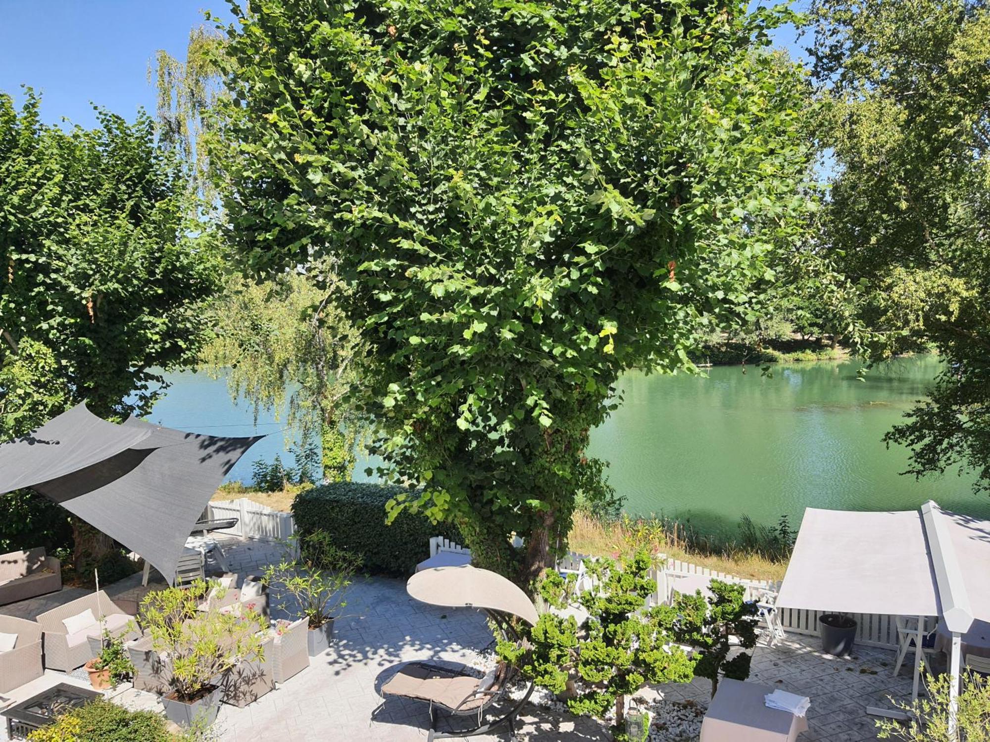 Logis - Hotel & Restaurant Le Gonfalon Germigny-l'Eveque Eksteriør billede