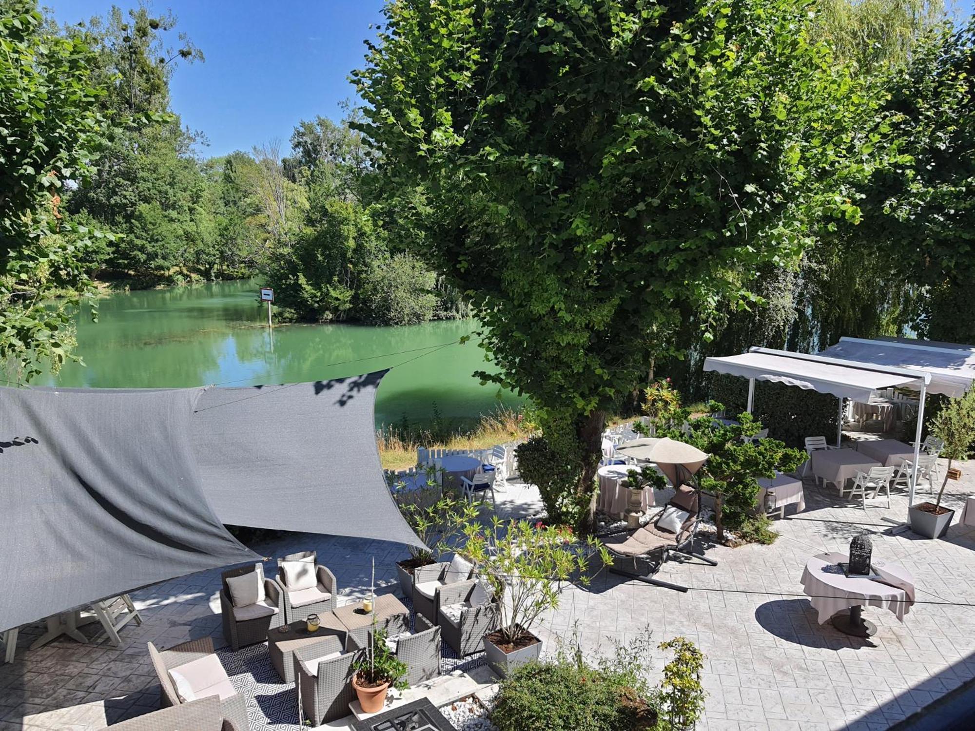Logis - Hotel & Restaurant Le Gonfalon Germigny-l'Eveque Eksteriør billede