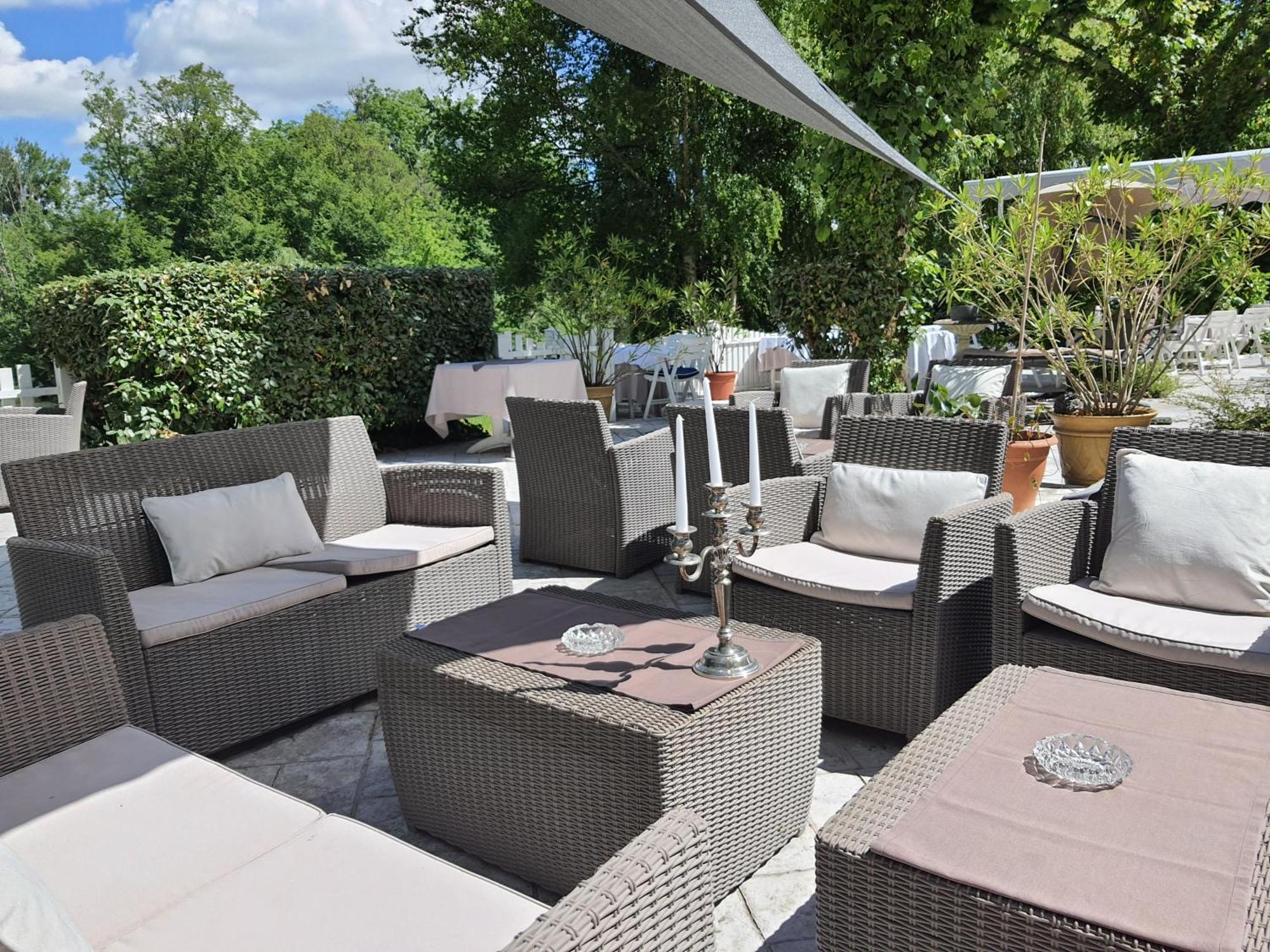 Logis - Hotel & Restaurant Le Gonfalon Germigny-l'Eveque Eksteriør billede