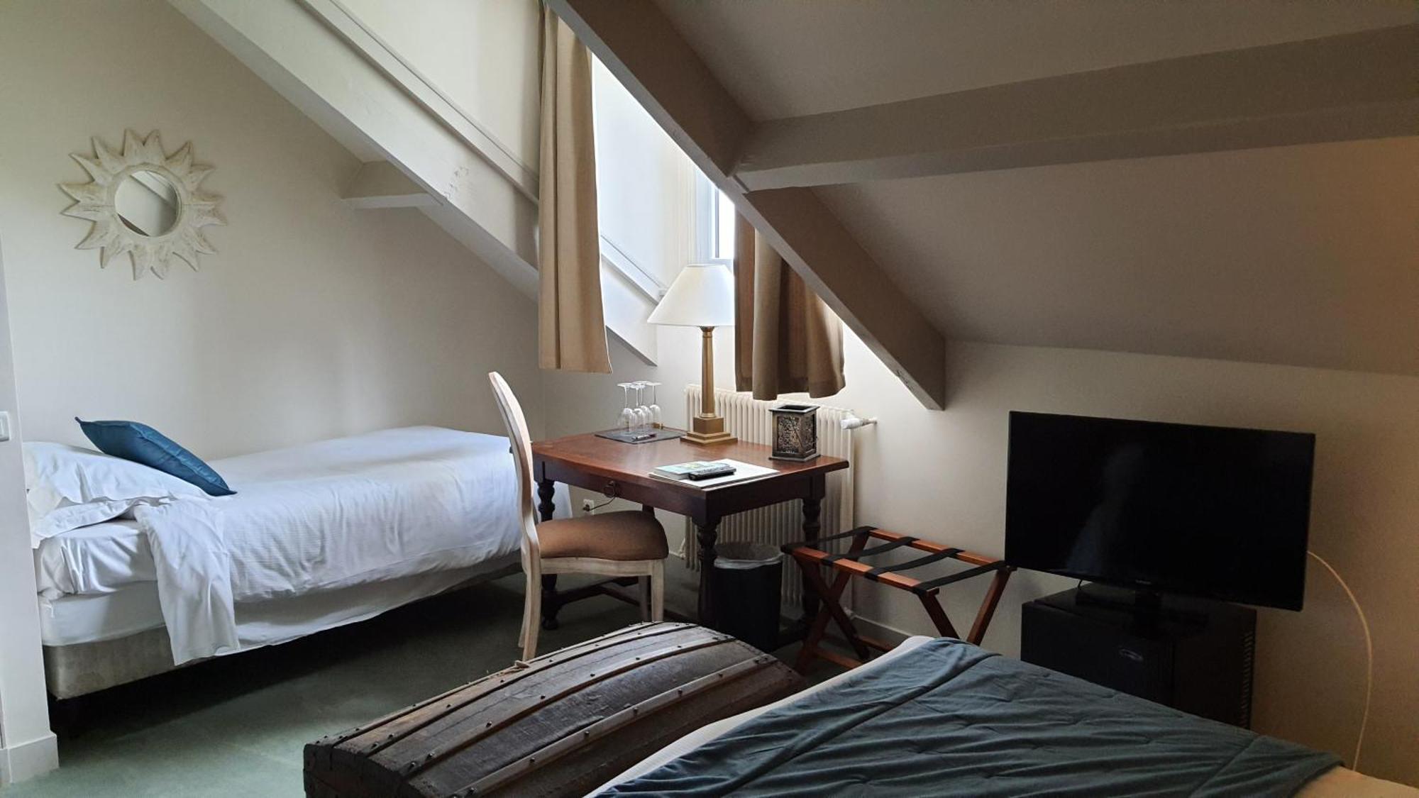 Logis - Hotel & Restaurant Le Gonfalon Germigny-l'Eveque Eksteriør billede