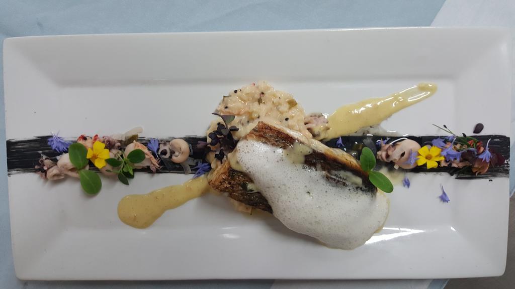 Logis - Hotel & Restaurant Le Gonfalon Germigny-l'Eveque Eksteriør billede