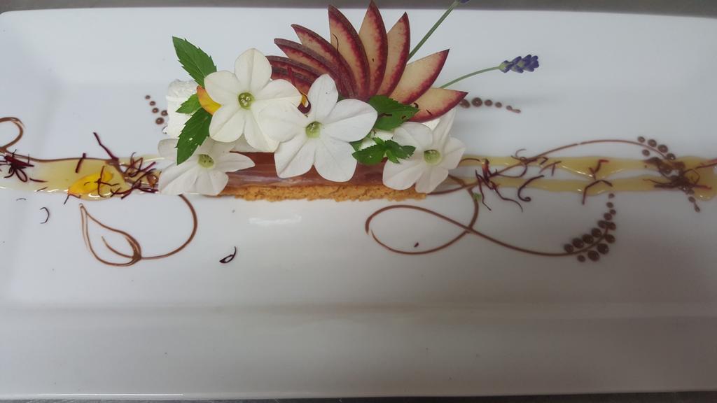 Logis - Hotel & Restaurant Le Gonfalon Germigny-l'Eveque Eksteriør billede