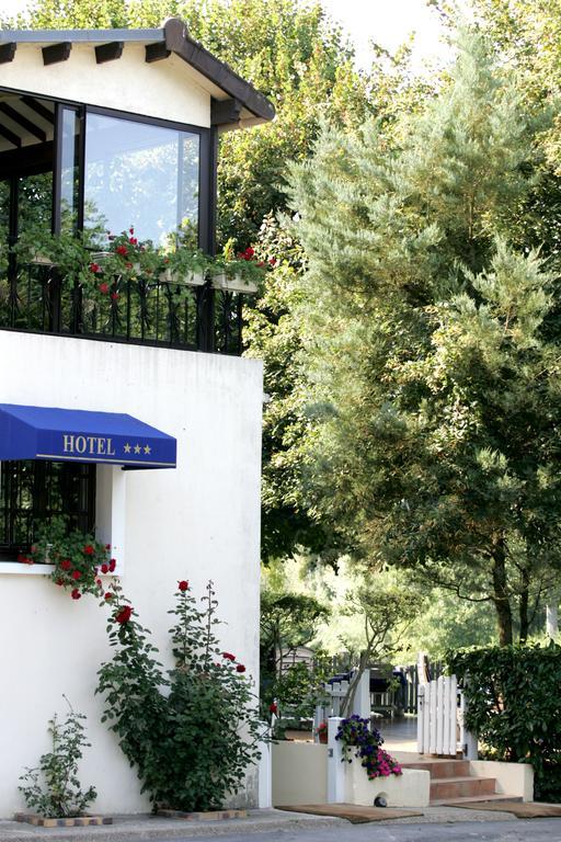Logis - Hotel & Restaurant Le Gonfalon Germigny-l'Eveque Eksteriør billede