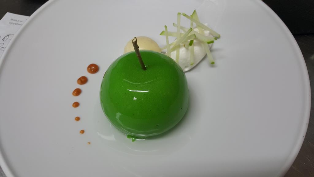 Logis - Hotel & Restaurant Le Gonfalon Germigny-l'Eveque Eksteriør billede
