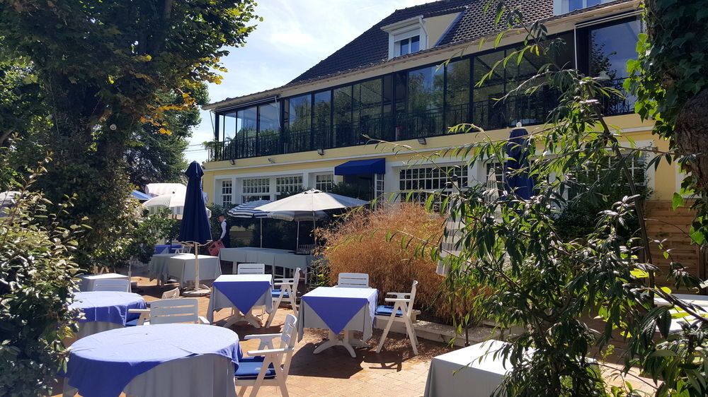 Logis - Hotel & Restaurant Le Gonfalon Germigny-l'Eveque Eksteriør billede