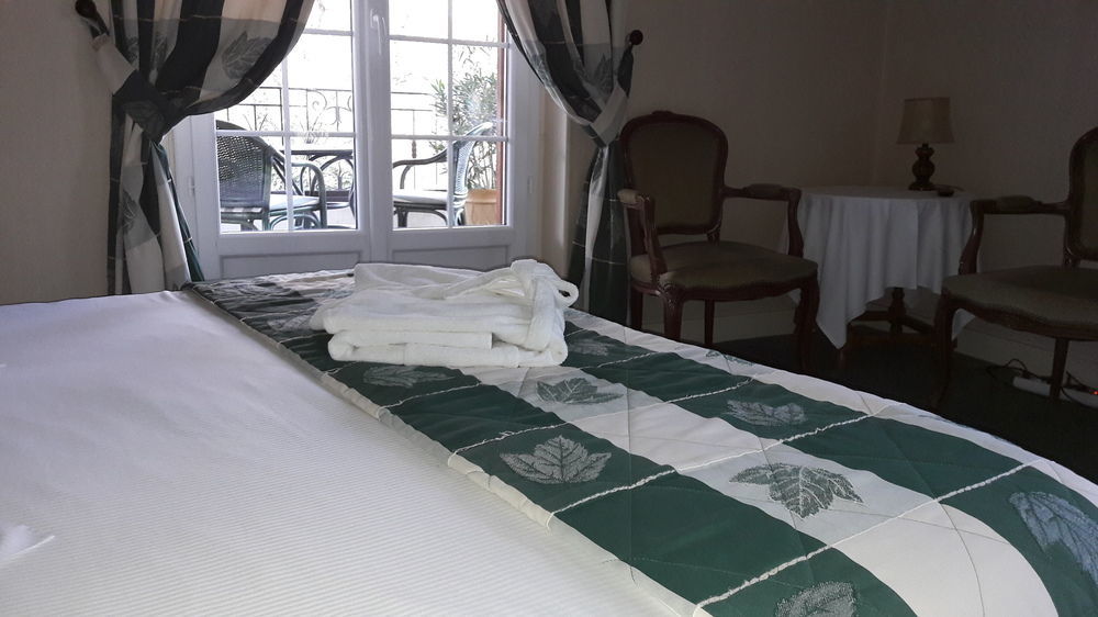 Logis - Hotel & Restaurant Le Gonfalon Germigny-l'Eveque Eksteriør billede